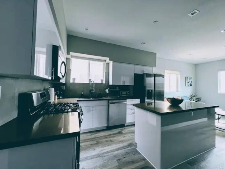 Holiday home 4br Townhouse In Mid City -cr1