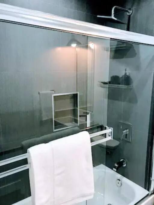 Holiday home 4br Townhouse In Mid City -cr1